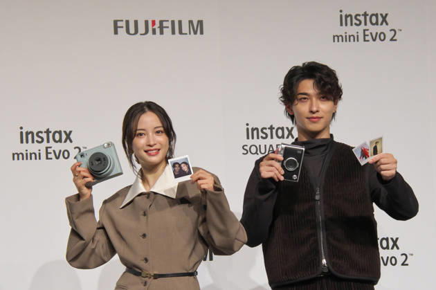 Actress Suzu Hirose and actor Ryusei Yokohama(R) pose for camera during a promotional event of Fujifilm s new instant cameras in Tokyo on October 27, 2026.  aflo_359752115
