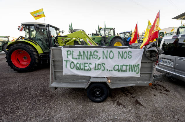 Nearly 500 tractors take to the streets of Madrid to demand a profitable agricultural sector. Several tractors head for the capital on October 28, 2026, in Arganda del Rey, Madrid, Spain. Nearly 500 tractors, accompanied by thousands of farmers and ranchers from all over Spain—called to action by Asaja, COAG, and Unión de Uniones, have taken to the streets of Madrid to demand urgent measures that guarantee the profitability of farms and the future of the countryside. October 28, 2026, Arganda del Rey, Madrid, Arganda del Rey, Madrid, Spain Copyright: xAlbertoxOrtegax 7874427
