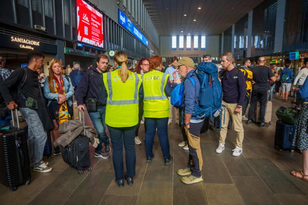 Madrid-Andalusia High-Speed Line Suspended Due to the Urda Toledo Accident: Passengers at Santa Justa Station following the train accident in Urda Toledo that forced the suspension of service on the Madrid-Andalusia high-speed line. October 28, 2026, in Seville, Andalusia, Spain. Initial reports of the between Mora and Urda Toledo, which occurred shortly before 9:00 a.m. this Wednesday, suggest that a Renfe AVE may have struck an Iryo train from behind, causing two cars of the Iryo train to derail. October 28, 2026 Francisco J. Seville, Andalusia, Spain Seville, Andalusia, Spain Spain  Copyright: xFranciscoxJ.xOlmox 7874493