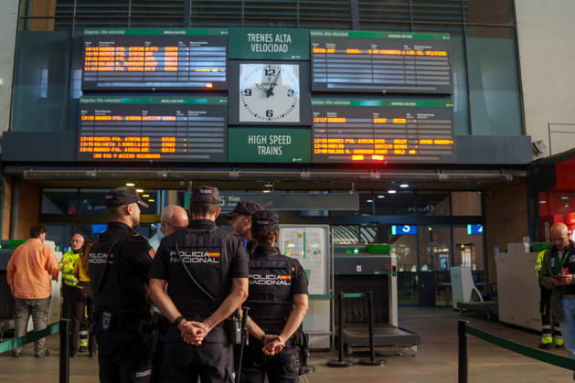 Madrid-Andalusia High-Speed Rail Service Suspended Due to the Urda Toledo Accident Information board at Santa Justa Station following the train accident in Urda Toledo that forced the suspension of service on the Madrid-Andalusia high-speed rail line. October 28, 2026, in Seville, Andalusia, Spain. Initial indications regarding the between Mora and Urda Toledo, which occurred shortly before 9:00 a.m. this Wednesday, suggest that a Renfe AVE may have struck an Iryo train from behind, causing two cars of the Iryo train to derail. October 28, 2026 Francisco J. Seville, Andalusia, Spain Seville, Andalusia, Spain Spain  Copyright: xFranciscoxJ.xOlmox 7874497