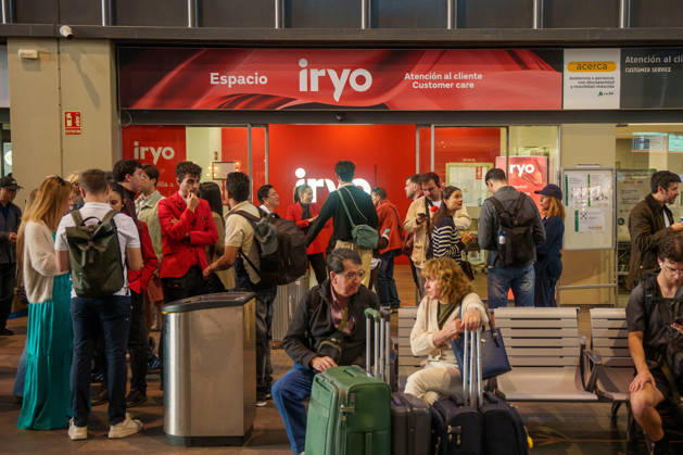 Madrid-Andalusia High-Speed Line Suspended Due to the Urda Toledo Accident: Passengers at Santa Justa Station following the train accident in Urda Toledo that forced the suspension of service on the Madrid-Andalusia high-speed line. October 28, 2026, in Seville, Andalusia, Spain. Initial reports of the between Mora and Urda Toledo, which occurred shortly before 9:00 a.m. this Wednesday, suggest that a Renfe AVE may have struck an Iryo train from behind, causing two cars of the Iryo train to derail. October 28, 2026 Francisco J. Seville, Andalusia, Spain Seville, Andalusia, Spain Spain  Copyright: xFranciscoxJ.xOlmox 7874496