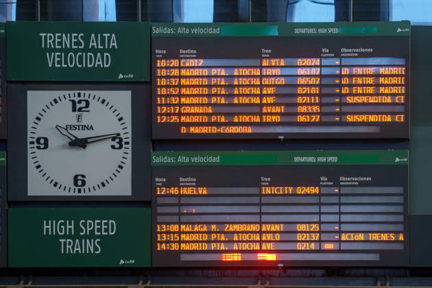 Madrid-Andalusia High-Speed Rail Service Suspended Due to the Urda Toledo Accident Information board at Santa Justa Station following the train accident in Urda Toledo that forced the suspension of service on the Madrid-Andalusia high-speed rail line. October 28, 2026, in Seville, Andalusia, Spain. Initial indications regarding the between Mora and Urda Toledo, which occurred shortly before 9:00 a.m. this Wednesday, suggest that a Renfe AVE may have struck an Iryo train from behind, causing two cars of the Iryo train to derail. October 28, 2026 Francisco J. Seville, Andalusia, Spain Seville, Andalusia, Spain Spain  Copyright: xFranciscoxJ.xOlmox 7874498