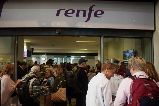 Madrid-Andalusia High-Speed Line Suspended Due to the Urda Toledo Accident: Passengers at Santa Justa Station following the train accident in Urda Toledo that forced the suspension of service on the Madrid-Andalusia high-speed line. October 28, 2026, in Seville, Andalusia, Spain. Initial reports of the between Mora and Urda Toledo, which occurred shortly before 9:00 a.m. this Wednesday, suggest that a Renfe AVE may have struck an Iryo train from behind, causing two cars of the Iryo train to derail. October 28, 2026 Francisco J. Seville, Andalusia, Spain Seville, Andalusia, Spain Spain  Copyright: xFranciscoxJ.xOlmox 7874506