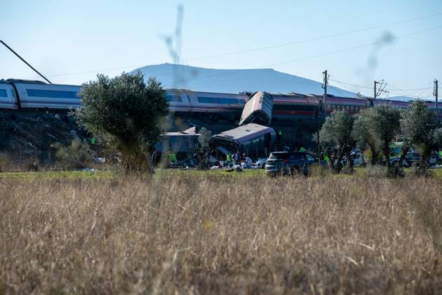 Two Trains Collide at Urda Station in Toledo Emergency responders are working at the scene of the accident on October 28, 2026, in Urda, Toledo, Castilla-La Mancha, Spain. Two trains collided on the morning of Wednesday, October 28, at the station in the Toledo town of Urda. Firefighters from the Alcázar de San Juan and Orgaz stations, Civil Protection teams from several surrounding towns, three medical helicopters, and two ambulances. OCTOBER 28, 2026 PIXELADA Juanma Jimé Urda, Toledo, Castile-La Mancha Urda, Toledo, Castile-La Mancha, Spain  Copyright: xJuanmaxJimÃ nezx 7874510