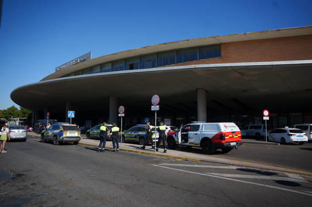 Madrid-Andalusia High-Speed Rail Service Suspended Due to the Urda Toledo Accident Red Cross members arrive at Santa Justa Station following the train accident in Urda Toledo, which has forced the suspension of service on the Madrid-Andalusia high-speed rail line. October 28, 2026, in Seville, Andalusia, Spainana Initial indications regarding the train accident between Mora and Urda Toledo, which occurred shortly before 9:00 a.m. this Wednesday, suggest that a Renfe AVE may have struck an Iryo train from behind, causing two cars of the Iryo train to derail. October 28, 2026 Francisco J Seville, Andalusia, Spain Seville, Andalusia, Spain Spain  Copyright: xFranciscoxJ.xOlmox 7874519