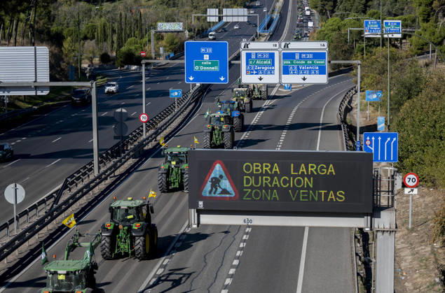 About 500 tractors take to the streets of Madrid to demand a profitable agricultural sector. Several tractors arrive in the capital on October 28, 2026, in Madrid, Spain. Nearly 500 tractors, accompanied by thousands of farmers and ranchers from all over Spain—called to action by Asaja, COAG, and Unión de Uniones, have taken to the streets of Madrid to demand urgent measures that guarantee the profitability of farms and the future of the countryside. October 28, 2026, Madrid, Spain Copyright: xAlbertoxOrtegax 7874527