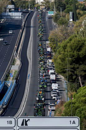 About 500 tractors take to the streets of Madrid to demand a profitable agricultural sector. Several tractors arrive in the capital on October 28, 2026, in Madrid, Spain. Nearly 500 tractors, accompanied by thousands of farmers and ranchers from all over Spain—called to action by Asaja, COAG, and Unión de Uniones, have taken to the streets of Madrid to demand urgent measures that guarantee the profitability of farms and the future of the countryside. October 28, 2026, Madrid, Spain Copyright: xAlbertoxOrtegax 7874529