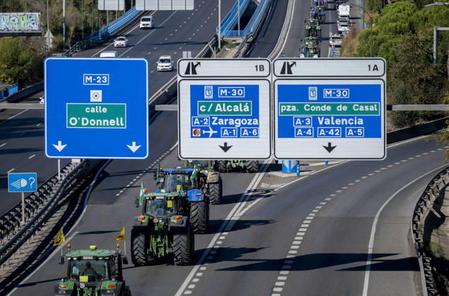 About 500 tractors take to the streets of Madrid to demand a profitable agricultural sector. Several tractors arrive in the capital on October 28, 2026, in Madrid, Spain. Nearly 500 tractors, accompanied by thousands of farmers and ranchers from all over Spain—called to action by Asaja, COAG, and Unión de Uniones, have taken to the streets of Madrid to demand urgent measures that guarantee the profitability of farms and the future of the countryside. October 28, 2026, Madrid, Spain Copyright: xAlbertoxOrtegax 7874528