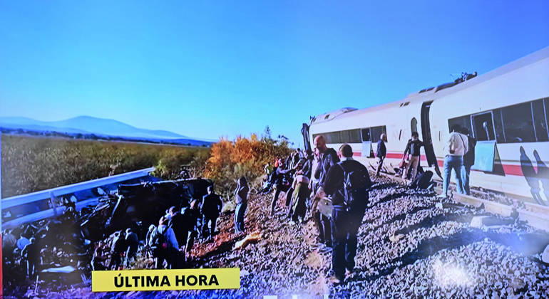 (261028) -- MADRID, Oct. 28, 2026 -- This TV screenshot captured on Oct. 28, 2026 shows the site of high-speed train collision in Toledo province, Spain. The death toll has risen to 46 from Wednesday s high-speed train collision in Toledo province, Spain, local media reported, citing civil protection sources. According to Spanish newspaper ABC, the crash involved a Renfe AVE train and an Iryo train, causing two carriages of the Iryo train to derail. Witnesses reported numerous injuries. ) (SpotNews)SPAIN-TRAIN COLLISION-DEATH TOLL ChengxMin 