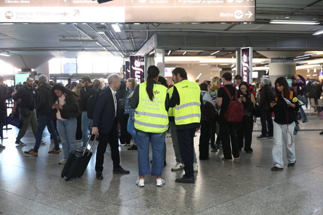 Renfe suspends high-speed service, with no date set for its resumption. Staff notify passengers of train cancellations at Madrid Puerta de Atocha station. Almudena Grandes, October 28, 2026, Madrid, Spain. The train accident in Los Yébenes, Toledo, has disrupted service to Andalusia and forced the cancellation of trains bound for the south on Wednesday and tomorrow, October 28, 2026. Madrid, Madrid, Spain  Copyright: xEduardoxParrax 7874545