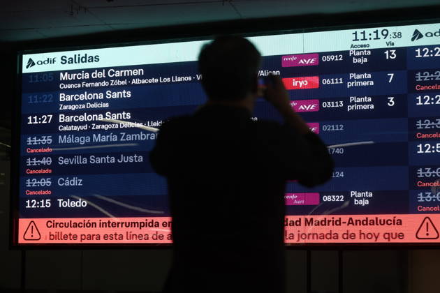 Renfe has suspended high-speed service, and there is no date set for service to resume. Train information screens at Madrid Puerta de Atocha Almudena Grandes station, October 28, 2026, Madrid, Spain. The train accident in Los Yébenes, Toledo, has disrupted service to Andalusia and forced the cancellation of trains bound for the south on Wednesday and tomorrow, October 28, 2026. Madrid, Madrid, Spain  Copyright: xEduardoxParrax 7874547