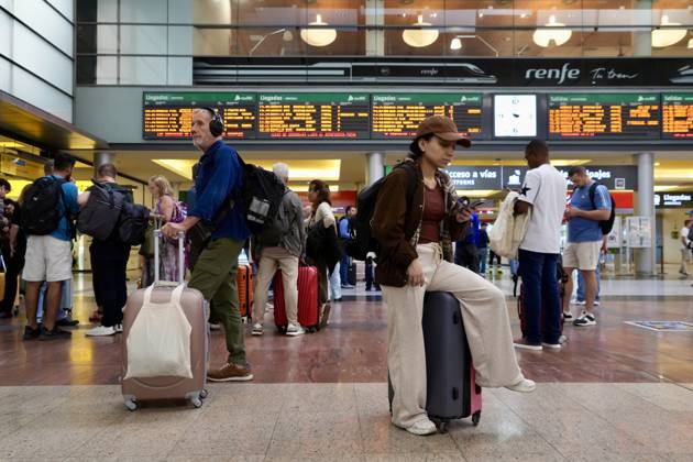 Madrid-Andalusia High-Speed Line Suspended Due to the Urda Toledo Accident Passengers at the María Zambrano Station in Málaga are trying to find out what happened following the train accident in Urda Toledo that has forced the suspension of service on the Madrid-Andalusia high-speed line. October 28, 2026, in Málaga, Andalusia, Spain. Initial reports of the train accident between Mora and Urda Toledo, which occurred shortly before 9:00 a.m. this Wednesday suggest that a Renfe AVE may have struck an Iryo train from behind, causing two cars of the Iryo train to derail. October 28, 2026, Málaga, Andalusia, Spain. Málaga, Andalusia, Spain Spain  Copyright: xÃlexxZeax 7874568
