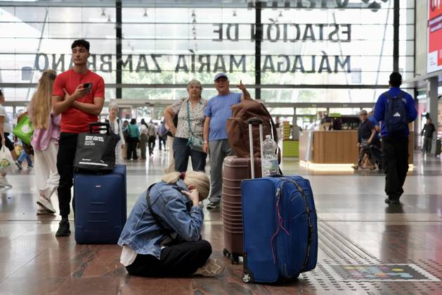 Madrid-Andalusia High-Speed Rail Service Suspended Due to the Urda Toledo Accident Despair Among Passengers at Málaga’s María Zambrano Station, following the train accident in Urda Toledo that has forced the suspension of service on the Madrid-Andalusia high-speed line. October 28, 2026, in Málaga, Andalusia, Spain. Initial reports of the train accident between Mora and Urda Toledo, which occurred shortly before 9:00 a.m. this Wednesday suggest that a Renfe AVE may have struck an Iryo train from behind, causing two cars of the Iryo train to derail. October 28, 2026, Málaga, Andalusia, Spain. Málaga, Andalusia, Spain Spain  Copyright: xÃlexxZeax 7874593