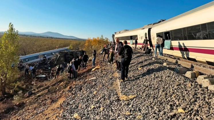 Dozens killed in high-speed train crash in central Spain TOLEDO, SPAIN - OCTOBER 28: (----EDITORIAL USE ONLY MANDATORY CREDIT - @1vanta3 via X HANDOUT - NO MARKETING NO ADVERTISING CAMPAIGNS - DISTRIBUTED AS A SERVICE TO CLIENTS----) A view of the crash site after two high-speed trains collided in central Spain, killing dozens of people and injuring many others in Toledo, Spain on October 28, 2026. Government sources told RTVE that at least 30 people had died. Spanish daily El Espanol reported at least 46 deaths, citing regional government sources. Government sources initially told El Pais they feared the disaster could be worse than Adamuz, referring to a January high-speed rail crash in southern Spain that killed 46 people. Authorit  Copyright: x2026xAnadolux@1vanta3xviaxXx xHandoutx