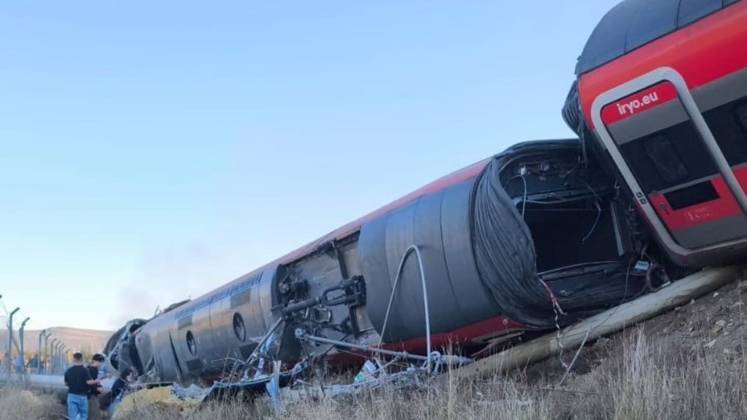 Dozens killed in high-speed train crash in central Spain TOLEDO, SPAIN - OCTOBER 28: (----EDITORIAL USE ONLY MANDATORY CREDIT - @1vanta3 via X HANDOUT - NO MARKETING NO ADVERTISING CAMPAIGNS - DISTRIBUTED AS A SERVICE TO CLIENTS----) A view of the crash site after two high-speed trains collided in central Spain, killing dozens of people and injuring many others in Toledo, Spain on October 28, 2026. Government sources told RTVE that at least 30 people had died. Spanish daily El Espanol reported at least 46 deaths, citing regional government sources. Government sources initially told El Pais they feared the disaster could be worse than Adamuz, referring to a January high-speed rail crash in southern Spain that killed 46 people. Authorit  Copyright: x2026xAnadolux@1vanta3xviaxXx xHandoutx