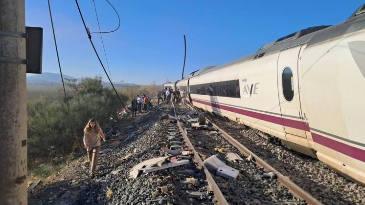 Dozens killed in high-speed train crash in central Spain TOLEDO, SPAIN - OCTOBER 28: (----EDITORIAL USE ONLY MANDATORY CREDIT - @1vanta3 via X HANDOUT - NO MARKETING NO ADVERTISING CAMPAIGNS - DISTRIBUTED AS A SERVICE TO CLIENTS----) A view of the crash site after two high-speed trains collided in central Spain, killing dozens of people and injuring many others in Toledo, Spain on October 28, 2026. Government sources told RTVE that at least 30 people had died. Spanish daily El Espanol reported at least 46 deaths, citing regional government sources. Government sources initially told El Pais they feared the disaster could be worse than Adamuz, referring to a January high-speed rail crash in southern Spain that killed 46 people. Authorit  Copyright: x2026xAnadolux@1vanta3xviaxXx xHandoutx