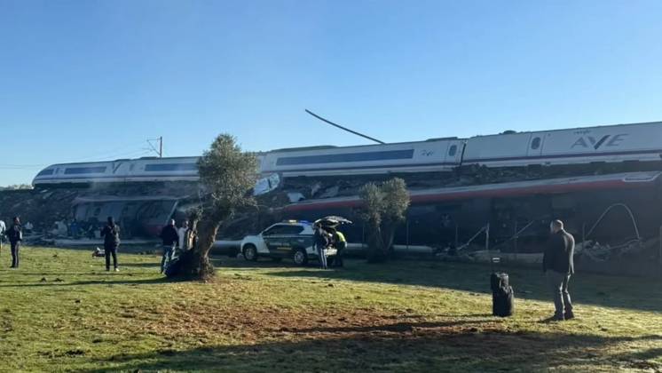 Dozens killed in high-speed train crash in central Spain TOLEDO, SPAIN - OCTOBER 28: (----EDITORIAL USE ONLY MANDATORY CREDIT - @1vanta3 via X HANDOUT - NO MARKETING NO ADVERTISING CAMPAIGNS - DISTRIBUTED AS A SERVICE TO CLIENTS----) A view of the crash site after two high-speed trains collided in central Spain, killing dozens of people and injuring many others in Toledo, Spain on October 28, 2026. Government sources told RTVE that at least 30 people had died. Spanish daily El Espanol reported at least 46 deaths, citing regional government sources. Government sources initially told El Pais they feared the disaster could be worse than Adamuz, referring to a January high-speed rail crash in southern Spain that killed 46 people. Authorit  Copyright: x2026xAnadolux@1vanta3xviaxXx xHandoutx