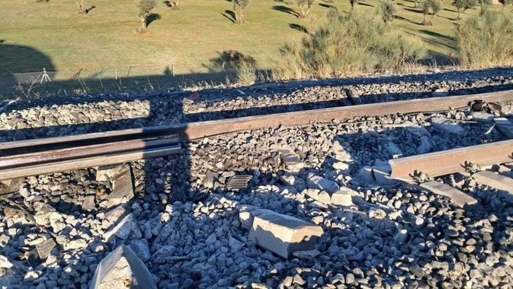 Dozens killed in high-speed train crash in central Spain TOLEDO, SPAIN - OCTOBER 28: (----EDITORIAL USE ONLY MANDATORY CREDIT - @1vanta3 via X HANDOUT - NO MARKETING NO ADVERTISING CAMPAIGNS - DISTRIBUTED AS A SERVICE TO CLIENTS----) A view of the crash site after two high-speed trains collided in central Spain, killing dozens of people and injuring many others in Toledo, Spain on October 28, 2026. Government sources told RTVE that at least 30 people had died. Spanish daily El Espanol reported at least 46 deaths, citing regional government sources. Government sources initially told El Pais they feared the disaster could be worse than Adamuz, referring to a January high-speed rail crash in southern Spain that killed 46 people. Authorit  Copyright: x2026xAnadolux@1vanta3xviaxXx xHandoutx