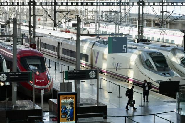 Madrid-Andalusia High-Speed Rail Service Suspended Due to the Urda Toledo Accident The high-speed train is stopped at Málaga’s María Zambrano Station, following the train accident in Urda Toledo that has forced the suspension of service on the Madrid-Andalusia high-speed line. October 28, 2026, in Málaga, Andalusia, Spain. Initial reports of the train accident between Mora and Urda Toledo, which occurred shortly before 9:00 a.m. this Wednesday suggest that a Renfe AVE may have struck an Iryo train from behind, causing two cars of the Iryo train to derail. October 28, 2026, Málaga, Andalusia, Spain. Málaga, Andalusia, Spain Spain  Copyright: xÃlexxZeax 7874599
