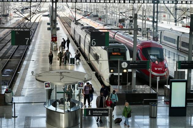 Madrid-Andalusia High-Speed Rail Service Suspended Due to the Urda Toledo Accident The high-speed train is stopped at Málaga’s María Zambrano Station, following the train accident in Urda Toledo that has forced the suspension of service on the Madrid-Andalusia high-speed line. October 28, 2026, in Málaga, Andalusia, Spain. Initial reports of the train accident between Mora and Urda Toledo, which occurred shortly before 9:00 a.m. this Wednesday suggest that a Renfe AVE may have struck an Iryo train from behind, causing two cars of the Iryo train to derail. October 28, 2026, Málaga, Andalusia, Spain. Málaga, Andalusia, Spain Spain  Copyright: xÃlexxZeax 7874600