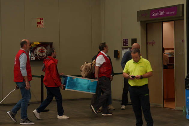 Madrid-Andalusia High-Speed Rail Service Suspended Due to the Urda Toledo Accident Emergency services have arrived at Seville’s Santa Justa Station following the train accident in Urda Toledo, which has forced the suspension of service on the Madrid-Andalusia high-speed rail line. October 28, 2026, in Málaga, Andalusia Spain Initial reports of the train accident between Mora and Urda Toledo, which occurred shortly before 9:00 a.m. this Wednesday, suggest that a Renfe AVE may have struck an Iryo train from behind, causing two cars of the Iryo train to derail. October 28, 2026, in Málaga, Andalusia, Spain Málaga, Andalusia, Spain Spain  Copyright: xÃlexxZeax 7874602