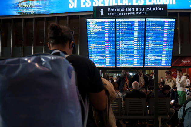 Madrid-Andalusia High-Speed Line Suspended Due to the Urda Toledo Accident Passengers at Seville’s Santa Justa Station try to get information following the train accident in Urda Toledo, which has forced the suspension of service on the Madrid-Andalusia high-speed line. October 28, 2026, in Málaga, Andalusia, Espana Initial reports of the train accident between Mora and Urda Toledo, which occurred shortly before 9:00 a.m. this Wednesday, suggest that a Renfe AVE train may have struck an Iryo train from behind, causing two cars of the Iryo train to derail. October 28, 2026, in Málaga, Andalusia, Spain Málaga, Andalusia, Spain Spain  Copyright: xÃlexxZeax 7874608