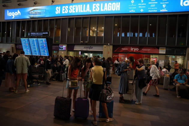Madrid-Andalusia High-Speed Line Suspended Due to the Urda Toledo Accident Passengers at Seville’s Santa Justa Station try to get information following the train accident in Urda Toledo, which has forced the suspension of service on the Madrid-Andalusia high-speed line. October 28, 2026, in Málaga, Andalusia, Espana Initial reports of the train accident between Mora and Urda Toledo, which occurred shortly before 9:00 a.m. this Wednesday, suggest that a Renfe AVE train may have struck an Iryo train from behind, causing two cars of the Iryo train to derail. October 28, 2026, in Málaga, Andalusia, Spain Málaga, Andalusia, Spain Spain  Copyright: xÃlexxZeax 7874610