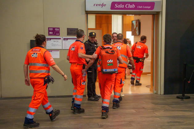 Madrid-Andalusia High-Speed Rail Service Suspended Due to the Urda Toledo Accident Emergency services arrive at Seville’s Santa Justa Station following the train accident in Urda Toledo, which has forced the suspension of service on the Madrid-Andalusia high-speed rail line. October 28, 2026, in Málaga, Andalusia, Spain Initial reports of the train accident between Mora and Urda Toledo, which occurred shortly before 9:00 a.m. this Wednesday, suggest that a Renfe AVE train may have struck an Iryo train from behind, causing two cars of the Iryo train to derail. October 28, 2026, in Málaga, Andalusia, Spain Málaga, Andalusia, Spain Spain  Copyright: xÃlexxZeax 7874626