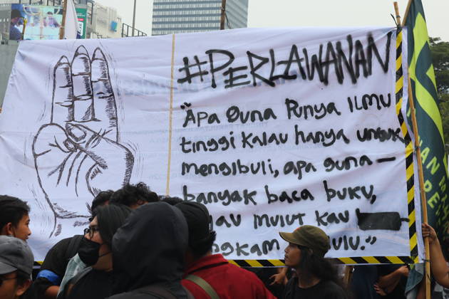 October 28, 2026, Jakarta, Jakarta, indonesia: A group of students staged a demonstration in front of the UOB Building in the Tosari area of Jakarta on Wednesday (October 28, 2026). The protest took place amid ongoing public activities in the area, which is known as one of the capital s business districts...The presence of demonstrators drew attention from pedestrians and motorists passing through the surrounding area. The demonstration added to the day s public activity in Jakarta, with developments at the scene and any potential impact on traffic remaining relevant to monitor. Jakarta indonesia  - ZUMAp146 20261028_zap_p146_005 Copyright: xDennyxPohanx