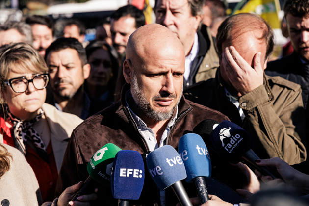 Nearly 500 tractors take to the streets of Madrid to demand a profitable agricultural sector. Rodrigo Alonso, head of Vox’s agricultural policy, speaks to the media during a tractor rally on October 28, 2026, in Madrid, Spain. Nearly 500 tractors, accompanied by thousands of farmers and ranchers from all over Spain—organized by Asaja, COAG, and Unión de Uniones, have taken to the streets of Madrid to demand urgent measures that guarantee the profitability of farms and the future of the countryside. OCTOBER 28, 2026 Carlos Lujá Madrid, Spain Copyright: xCarlosxLujanx 7874636