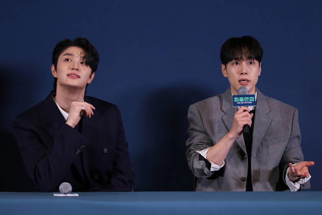 Seoul press screening for the movie Final Interview South Korean actor Kang You-seok (R) speaks during a press preview for the movie Final Interview in Seoul, South Korea, on October 28, 2026. Seoul South Korea  Copyright: xMatrixxImagesx xJungxUi-Chelx