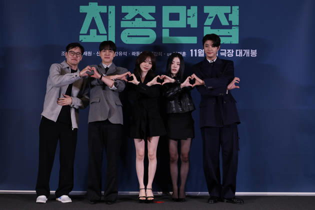 Seoul press screening for the movie Final Interview (L-R) South Korean director Kim Jung-hoon and actors Kang You-seok, Cho Yi-hyun, Bae Kang-hee, and Kim Jae-won pose for photos during a press preview for the movie Final Interview in Seoul, South Korea, on October 28, 2026. Seoul South Korea  Copyright: xMatrixxImagesx xJungxUi-Chelx