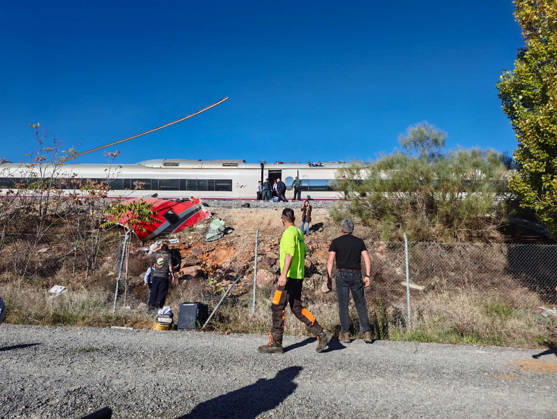 (261028) -- MADRID, Oct. 28, 2026 -- This photo taken on Oct. 28, 2026 shows the site of high-speed train collision in Toledo province, Spain. At least 50 people were killed and 179 others injured in a collision between two high-speed trains on the railway line linking Madrid with the southern region of Andalusia on Wednesday morning, Spanish media reported. The accident occurred at around 8:54 a.m. local time (0754 GMT) near Urda station in the province of Toledo, about 120 km south of Madrid. The collision involved a train operated by state-owned railway company Renfe and another operated by private company Iryo. (SpotNews)SPAIN-TRAIN COLLISION-DEATH TOLL ChengxMin 