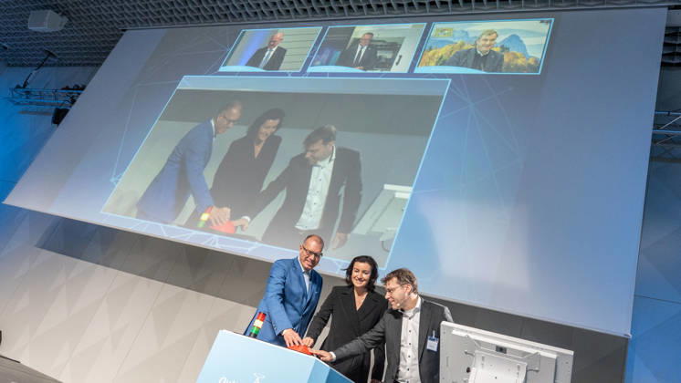 Dorothee Bär, Federal Minister of Research; Andreas Tünnermann, Fraunhofer IOF, spoke