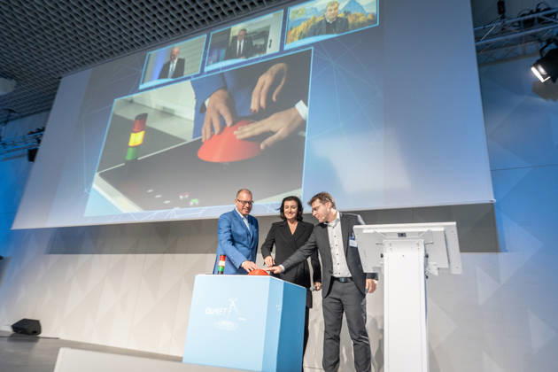 Dorothee Bär, Federal Minister of Research; Andreas Tünnermann, Fraunhofer IOF, spoke