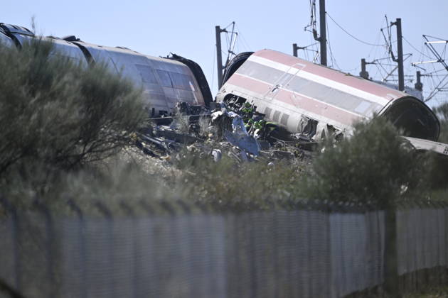 Death toll in Spain high-speed train collision climbs to 46 TOLEDO, SPAIN - OCTOBER 28: Emergency teams work at the scene of a collision involving two high-speed trains near Urda station in Toledo province, Spain, on October 28, 2026. The death toll has risen to 46, according to Spanish media reports. Preliminary information suggests that a Renfe AVE train struck the rear of a stationary Iryo train, causing two carriages to derail and fall down an embankment. Emergency crews continue rescue and response operations as authorities investigate the cause of the collision. Burak Akbulut Anadolu Toledo Spain. Editorial use only. Please get in touch for any other usage.  Copyright: x2026xAnadoluxBurakxAkbulutx