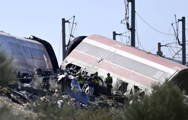 Death toll in Spain high-speed train collision climbs to 46 TOLEDO, SPAIN - OCTOBER 28: Emergency teams work at the scene of a collision involving two high-speed trains near Urda station in Toledo province, Spain, on October 28, 2026. The death toll has risen to 46, according to Spanish media reports. Preliminary information suggests that a Renfe AVE train struck the rear of a stationary Iryo train, causing two carriages to derail and fall down an embankment. Emergency crews continue rescue and response operations as authorities investigate the cause of the collision. Burak Akbulut Anadolu Toledo Spain. Editorial use only. Please get in touch for any other usage.  Copyright: x2026xAnadoluxBurakxAkbulutx