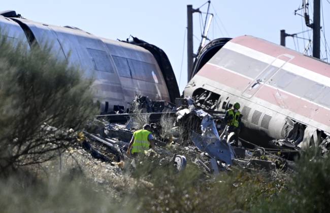 Death toll in Spain high-speed train collision climbs to 46 TOLEDO, SPAIN - OCTOBER 28: Emergency teams work at the scene of a collision involving two high-speed trains near Urda station in Toledo province, Spain, on October 28, 2026. The death toll has risen to 46, according to Spanish media reports. Preliminary information suggests that a Renfe AVE train struck the rear of a stationary Iryo train, causing two carriages to derail and fall down an embankment. Emergency crews continue rescue and response operations as authorities investigate the cause of the collision. Burak Akbulut Anadolu Toledo Spain. Editorial use only. Please get in touch for any other usage.  Copyright: x2026xAnadoluxBurakxAkbulutx