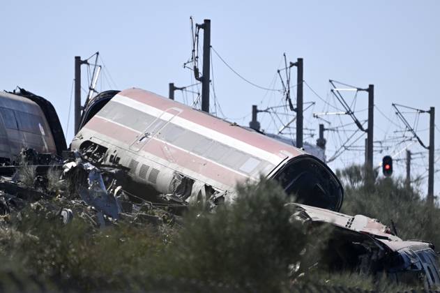 Death toll in Spain high-speed train collision climbs to 46 TOLEDO, SPAIN - OCTOBER 28: Emergency teams work at the scene of a collision involving two high-speed trains near Urda station in Toledo province, Spain, on October 28, 2026. The death toll has risen to 46, according to Spanish media reports. Preliminary information suggests that a Renfe AVE train struck the rear of a stationary Iryo train, causing two carriages to derail and fall down an embankment. Emergency crews continue rescue and response operations as authorities investigate the cause of the collision. Burak Akbulut Anadolu Toledo Spain. Editorial use only. Please get in touch for any other usage.  Copyright: x2026xAnadoluxBurakxAkbulutx