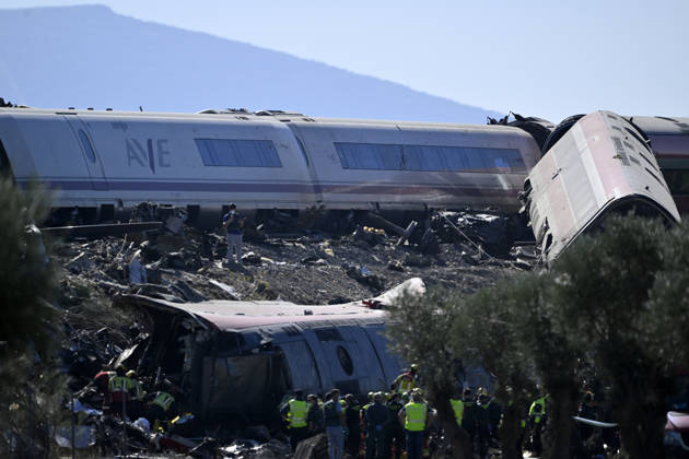 Death toll in Spain high-speed train collision climbs to 46 TOLEDO, SPAIN - OCTOBER 28: Emergency teams work at the scene of a collision involving two high-speed trains near Urda station in Toledo province, Spain, on October 28, 2026. The death toll has risen to 46, according to Spanish media reports. Preliminary information suggests that a Renfe AVE train struck the rear of a stationary Iryo train, causing two carriages to derail and fall down an embankment. Emergency crews continue rescue and response operations as authorities investigate the cause of the collision. Burak Akbulut Anadolu Toledo Spain. Editorial use only. Please get in touch for any other usage.  Copyright: x2026xAnadoluxBurakxAkbulutx