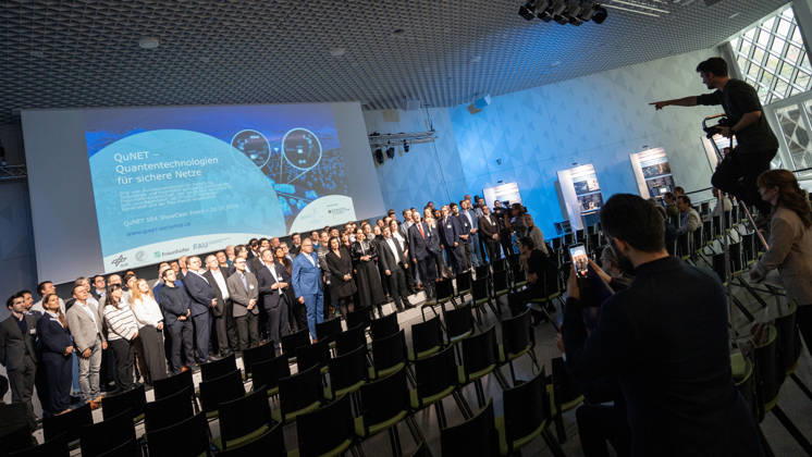 Group photo of the participants with Dorothee Bär, Federal Minister for Research, Technology, and Space, Andreas Tünnermann, Fraunhofer IOF, spokesperson for the QuNET Initiative, and Christoph Marquardt, FAU MPL, Scientific Director of the key experiment and the live demonstration; conclusion and presentat