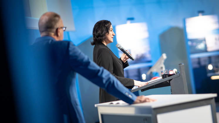 Dorothee Bär, Federal Minister for Research, Technology, and Space, and Andreas Tünnermann, Fraunhofer IOF, spokesperson for the QuNET Initiative, together on stage at the closing ceremony and presentation of the QuNET Initiative, a quantum communication network connecting Bavaria, Thuringia, and Berlin, Berlin, Germany, Futurium