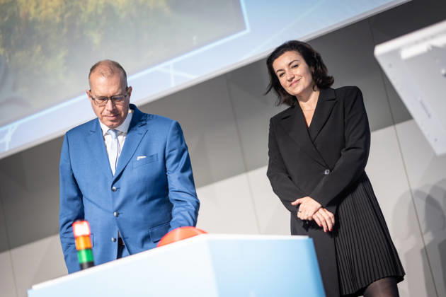 Dorothee Bär, Federal Minister for Research, Technology, and Space, and Andreas Tünnermann, Fraunhofer IOF, spokesperson for the QuNET Initiative, together on stage at the closing ceremony and presentation of the QuNET Initiative, a quantum communication network connecting Bavaria, Thuringia, and Berlin, Berlin, Germany, Futurium
