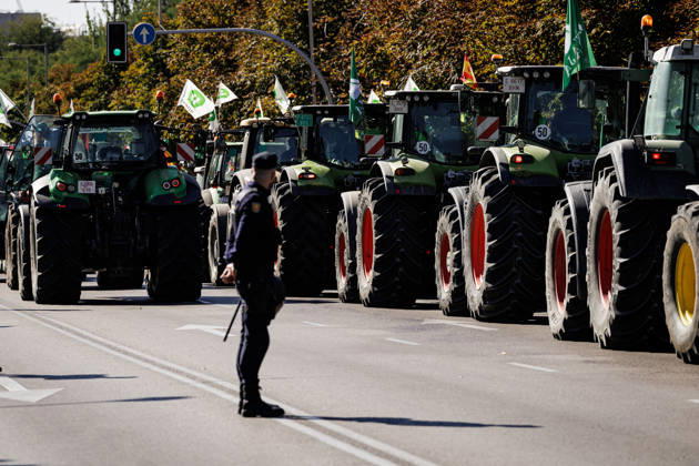 Nearly 500 tractors take to the streets of Madrid to demand a profitable agricultural sector. Tractors leaving the capital after the tractor rally was called off due to the train accident, on October 28, 2026, in Madrid, Spain. Nearly 500 tractors, accompanied by thousands of farmers and ranchers from all over Spain—called to action by Asaja, COAG, and Unión de Uniones, have taken to the streets of Madrid to demand urgent measures that guarantee the profitability of farms and the future of the countryside. October 28, 2026. Carlos Lujá, Madrid, Madrid, Spain Copyright: xCarlosxLujanx 7874722