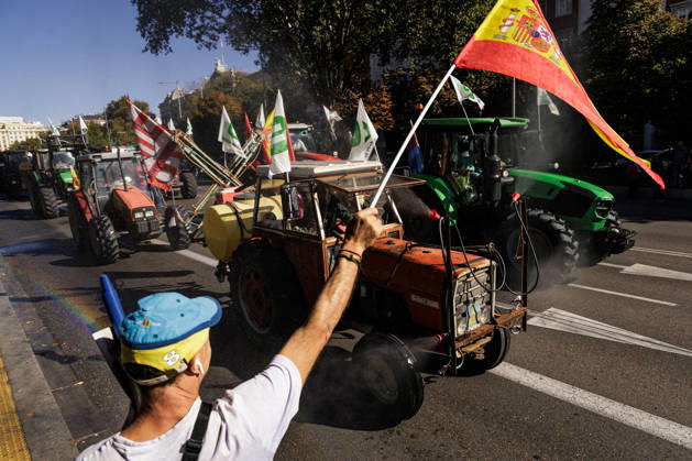Nearly 500 tractors take to the streets of Madrid to demand a profitable agricultural sector. Tractors leaving the capital after the tractor rally was called off due to the train accident, on October 28, 2026, in Madrid, Spain. Nearly 500 tractors, accompanied by thousands of farmers and ranchers from all over Spain—called to action by Asaja, COAG, and Unión de Uniones, have taken to the streets of Madrid to demand urgent measures that guarantee the profitability of farms and the future of the countryside. October 28, 2026. Carlos Lujá, Madrid, Madrid, Spain Copyright: xCarlosxLujanx 7874725