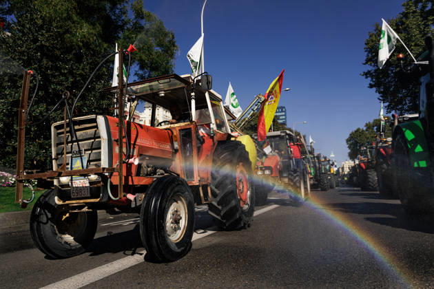 Nearly 500 tractors take to the streets of Madrid to demand a profitable agricultural sector. Tractors leaving the capital after the tractor rally was called off due to the train accident, on October 28, 2026, in Madrid, Spain. Nearly 500 tractors, accompanied by thousands of farmers and ranchers from all over Spain—called to action by Asaja, COAG, and Unión de Uniones, have taken to the streets of Madrid to demand urgent measures that guarantee the profitability of farms and the future of the countryside. October 28, 2026. Carlos Lujá, Madrid, Madrid, Spain Copyright: xCarlosxLujanx 7874727