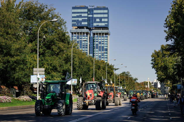 Nearly 500 tractors take to the streets of Madrid to demand a profitable agricultural sector. Tractors leaving the capital after the tractor rally was called off due to the train accident, on October 28, 2026, in Madrid, Spain. Nearly 500 tractors, accompanied by thousands of farmers and ranchers from all over Spain—called to action by Asaja, COAG, and Unión de Uniones, have taken to the streets of Madrid to demand urgent measures that guarantee the profitability of farms and the future of the countryside. October 28, 2026. Carlos Lujá, Madrid, Madrid, Spain Copyright: xCarlosxLujanx 7874728