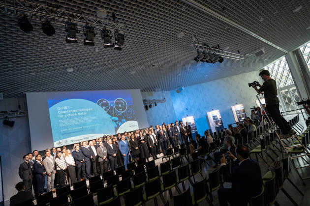 Group photo of the participants with Dorothee Bär, Federal Minister for Research, Technology, and Space, Andreas Tünnermann, Fraunhofer IOF, spokesperson for the QuNET Initiative, and Christoph Marquardt, FAU MPL, Scientific Director of the key experiment and the live demonstration; conclusion and presentat
