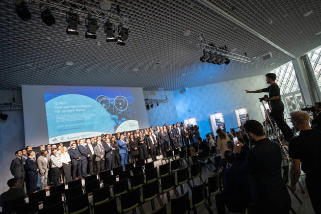 Group photo of the participants with Dorothee Bär, Federal Minister for Research, Technology, and Space, Andreas Tünnermann, Fraunhofer IOF, spokesperson for the QuNET Initiative, and Christoph Marquardt, FAU MPL, Scientific Director of the key experiment and the live demonstration; conclusion and presentat