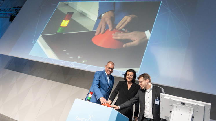Dorothee Bär, Federal Minister of Research; Andreas Tünnermann, Fraunhofer IOF, spokesperson for the QuNET Initiative (on the left in the photo); and Christoph Marquardt, FAU MPL, Scientific Director of the key experiment and the live demonstration, press the red button buzz